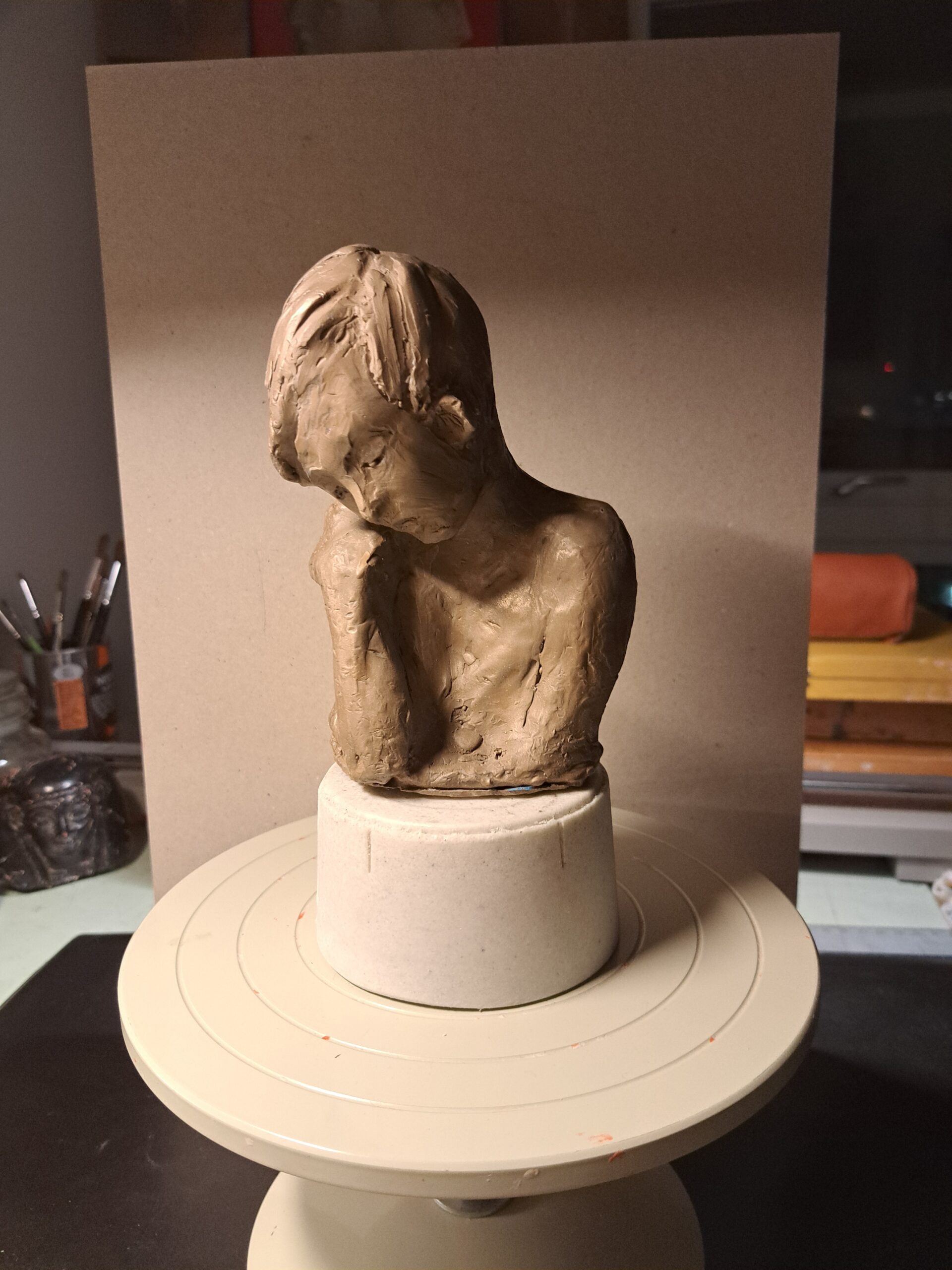 En ung gutt i dype tanker